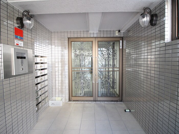 物件外観写真4　(エントランス部分)