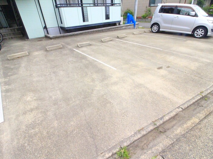 物件外観写真3　(駐車場)