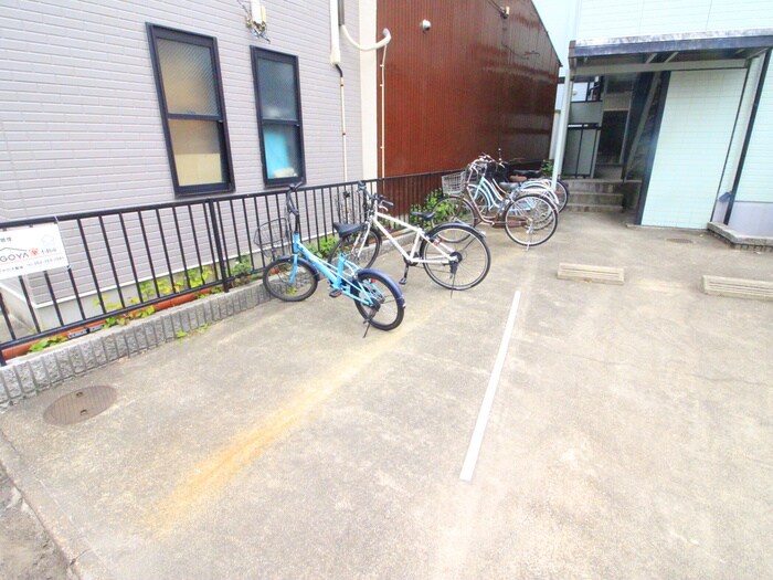 物件外観写真4　(駐輪場)