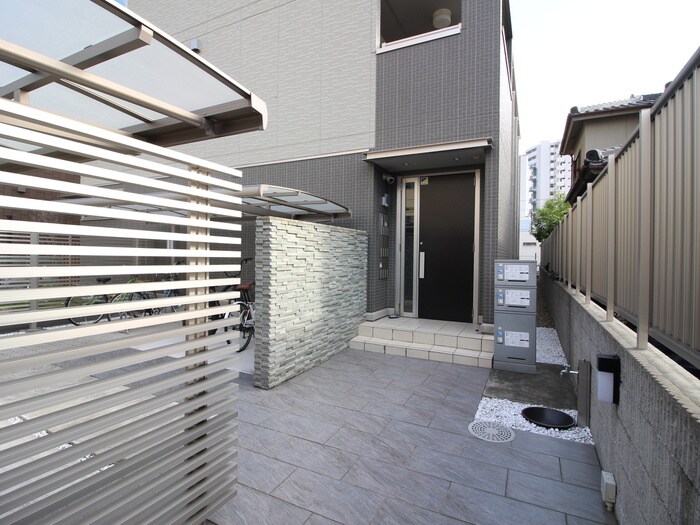 物件外観写真4　(エントランス部分)