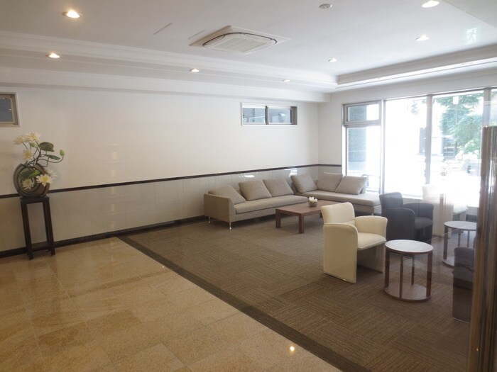 物件外観写真6　(エントランス部分)