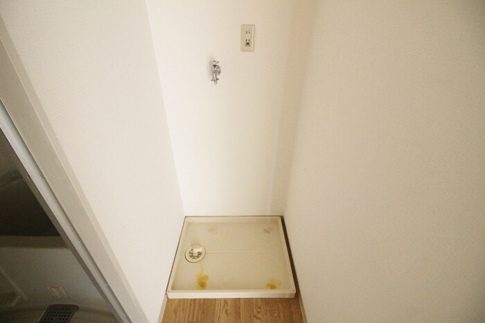 物件内観写真16　(洗濯機置場)