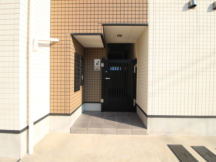 物件外観写真4　(エントランス部分)