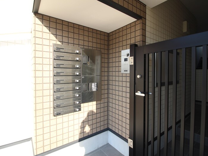 物件外観写真5　(エントランス部分)