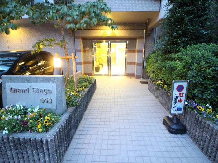 物件外観写真2　(エントランス部分)