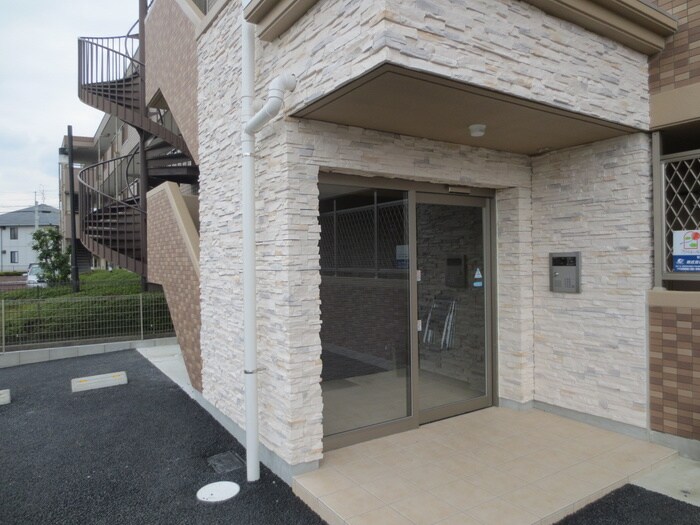 物件外観写真3　(エントランス部分)