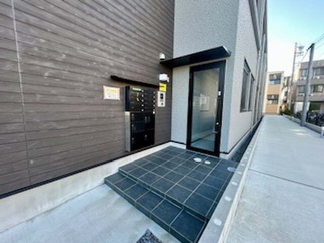 物件外観写真3　(エントランス部分)