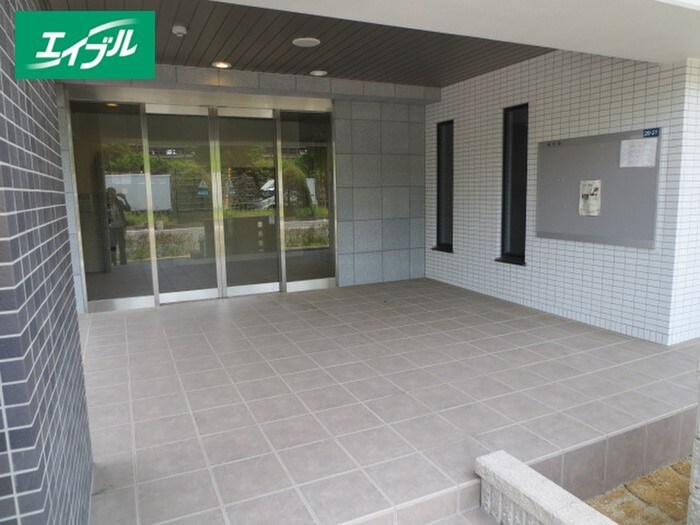 物件外観写真2　(エントランス部分)