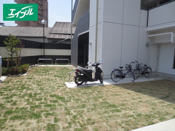 物件外観写真3　(駐輪場)