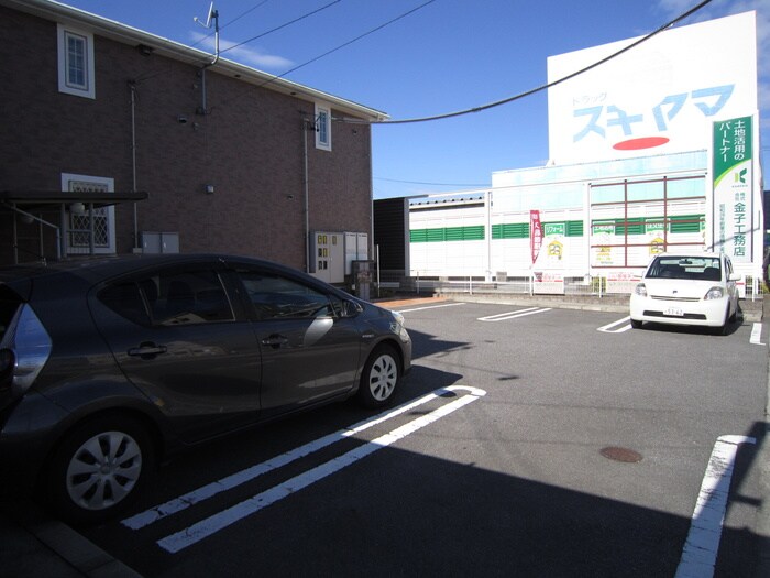 物件外観写真3　(駐車場)