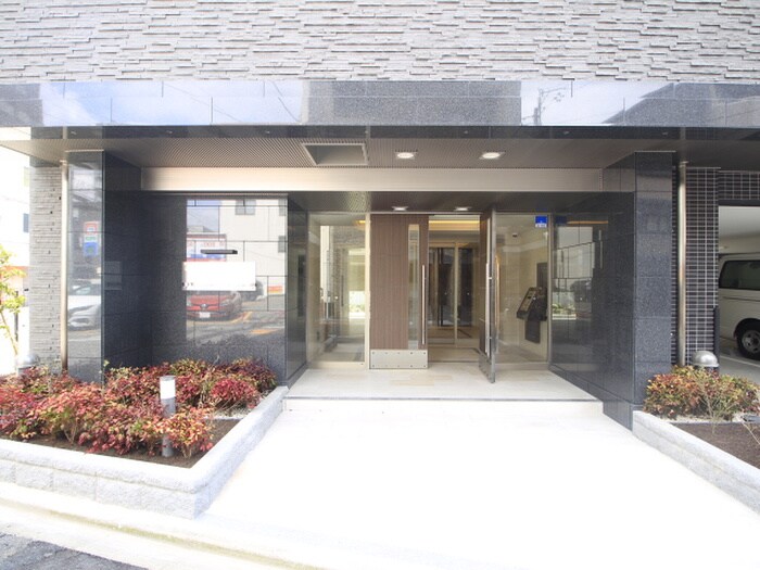 物件外観写真2　(エントランス部分)