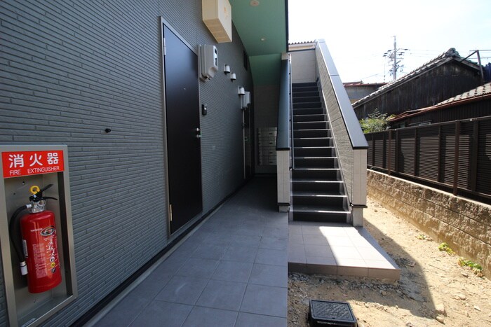物件外観写真2　(エントランス部分)