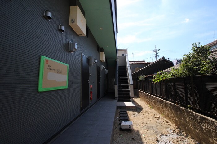 物件外観写真4　(エントランス部分)