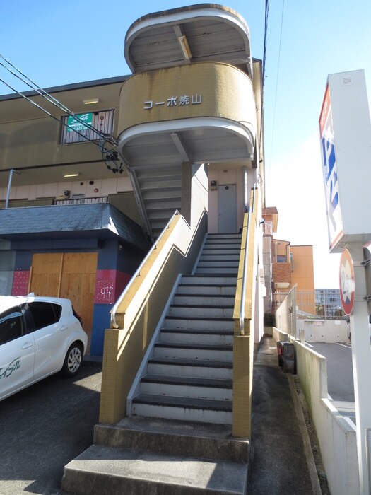 物件外観写真2　(エントランス部分)