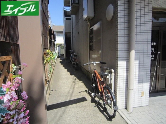 物件外観写真6　(エントランス部分)