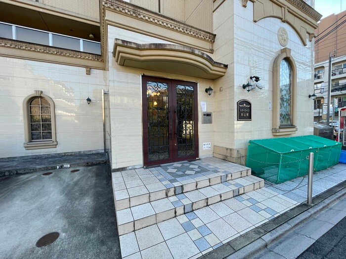 物件外観写真5　(エントランス部分)