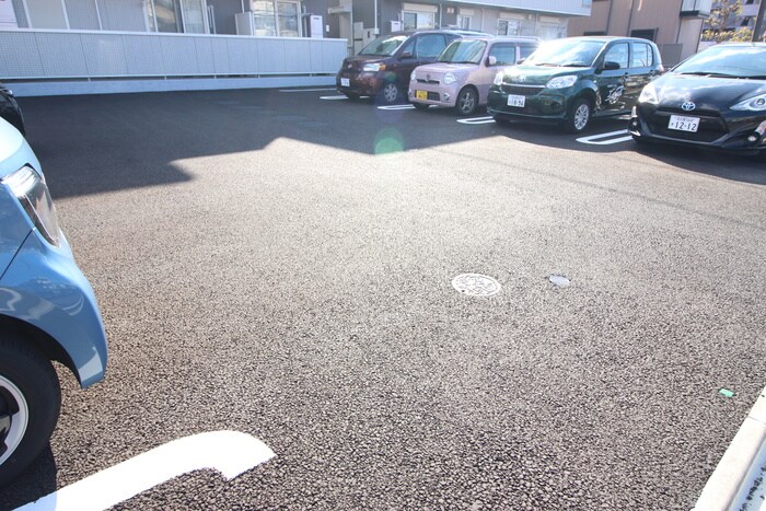 物件外観写真2　(駐車場)