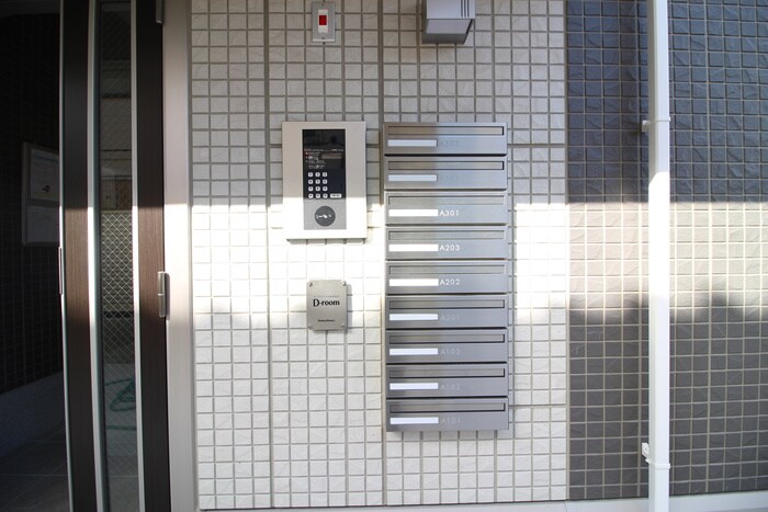 物件外観写真3　(エントランス部分)