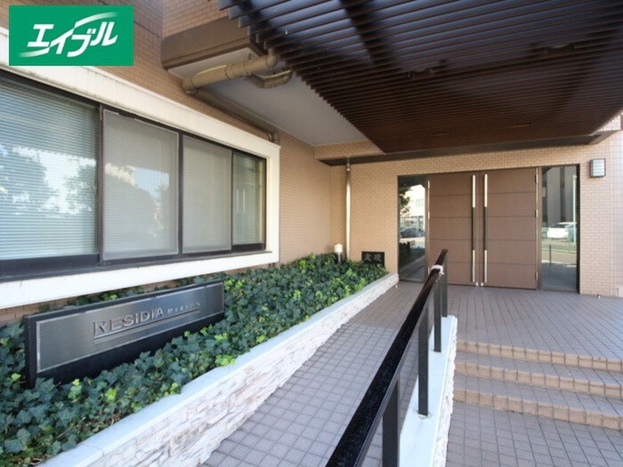 物件外観写真2　(エントランス部分)