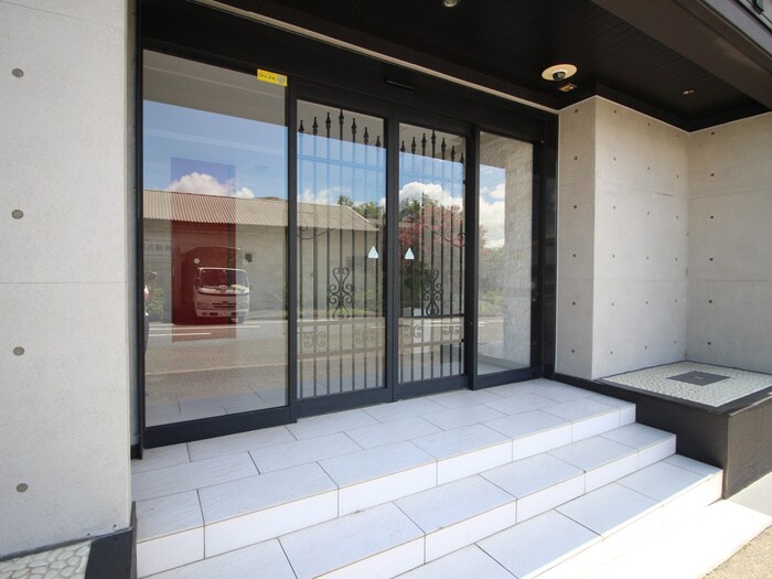 物件外観写真3　(エントランス部分)