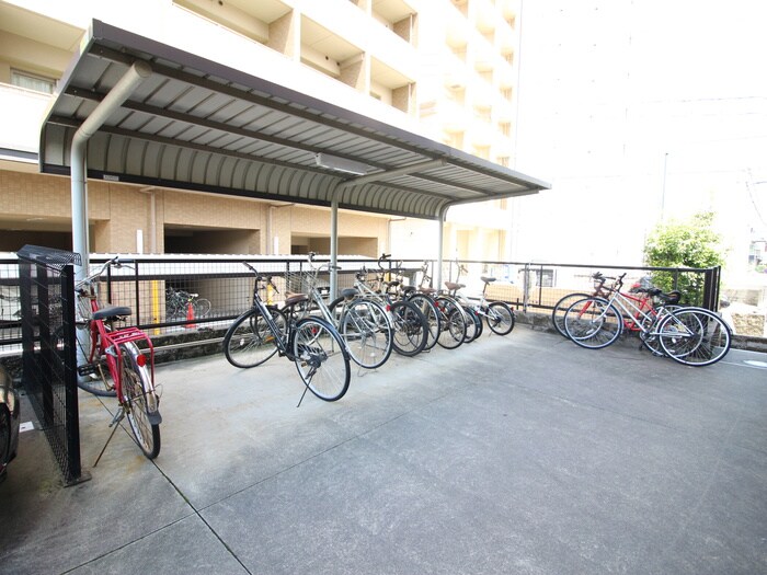 物件外観写真4　(駐輪場)