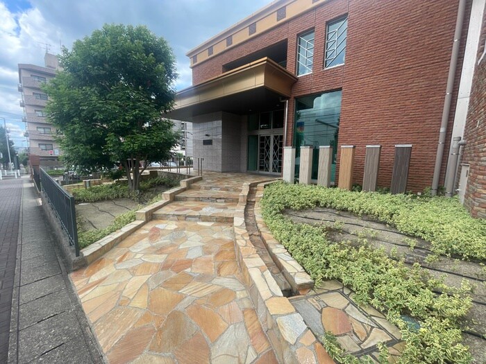 物件外観写真3　(エントランス部分)