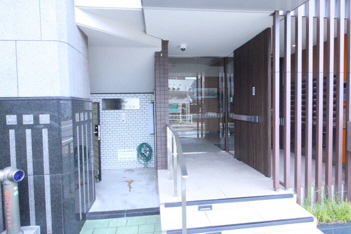 物件外観写真2　(エントランス部分)