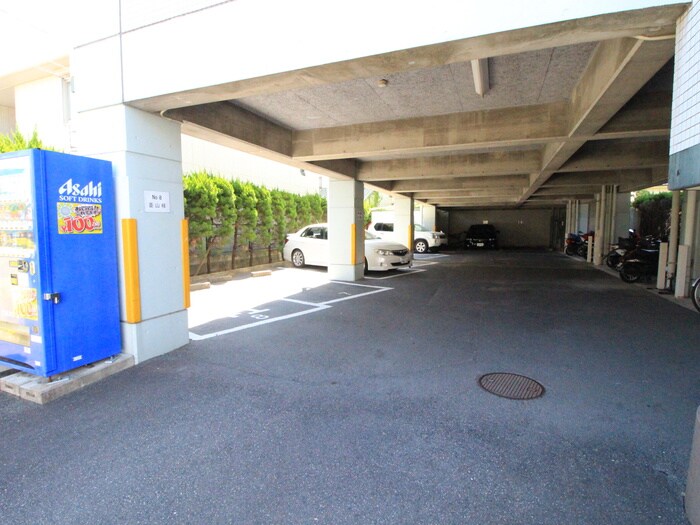 物件外観写真3　(駐車場)