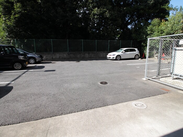 物件外観写真6　(駐車場)