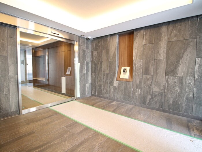 物件外観写真5　(エントランス部分)