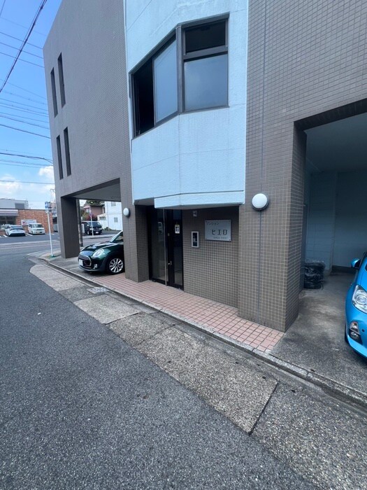 物件外観写真3　(エントランス部分)