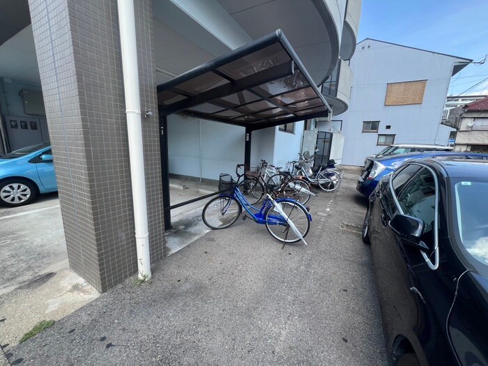 物件外観写真4　(駐輪場)
