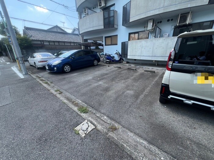 物件外観写真5　(駐車場)