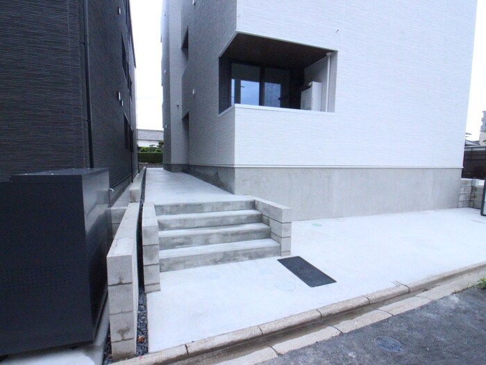 物件外観写真6　(エントランス部分)