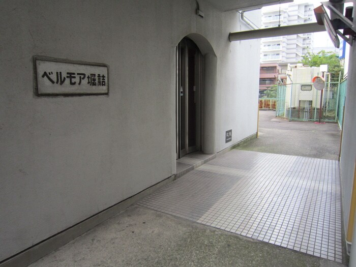 物件外観写真2　(エントランス部分)