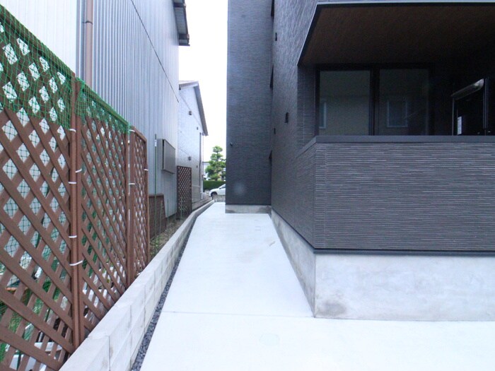 物件外観写真4　(エントランス部分)