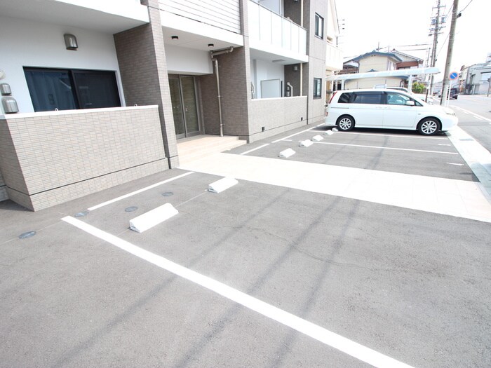 物件外観写真3　(駐車場)