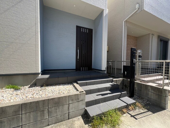 物件外観写真5　(エントランス部分)