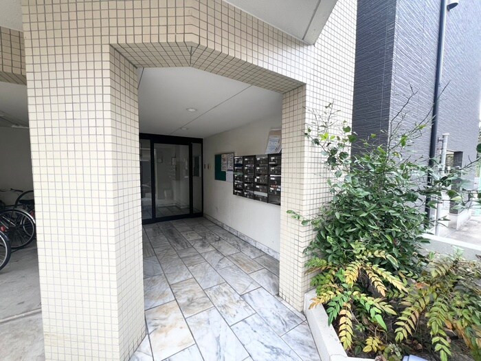 物件外観写真6　(エントランス部分)