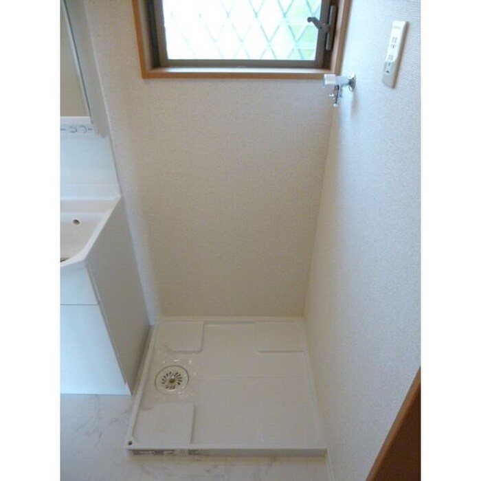 物件内観写真5　(洗濯機置場)