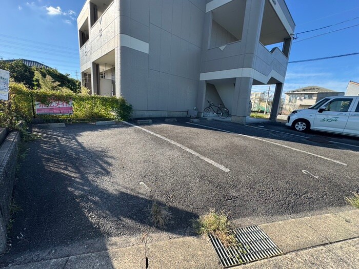 物件外観写真4　(駐車場)