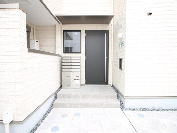 物件外観写真4　(エントランス部分)