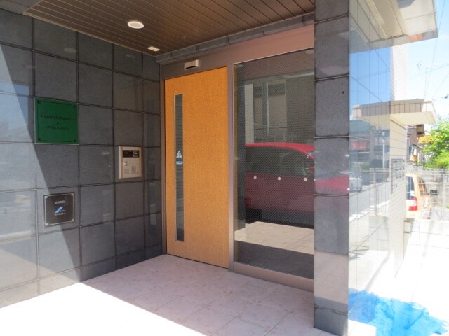 物件外観写真2　(エントランス部分)