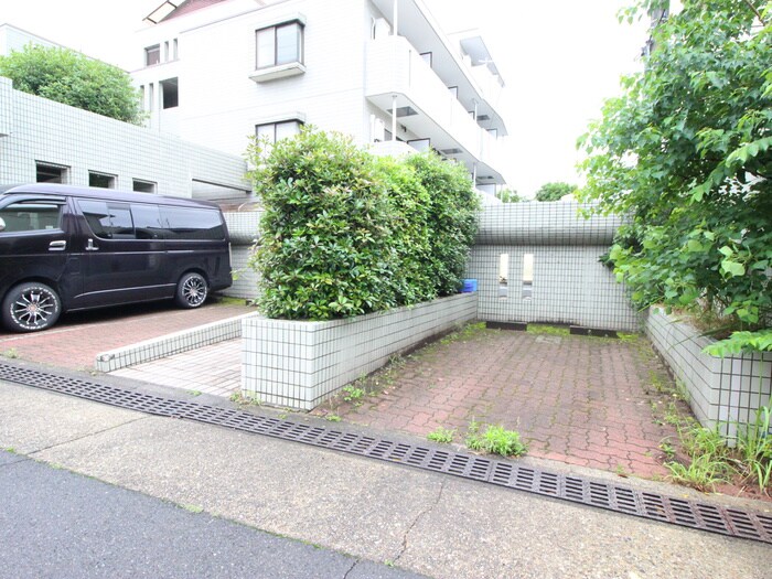 物件外観写真4　(駐車場)