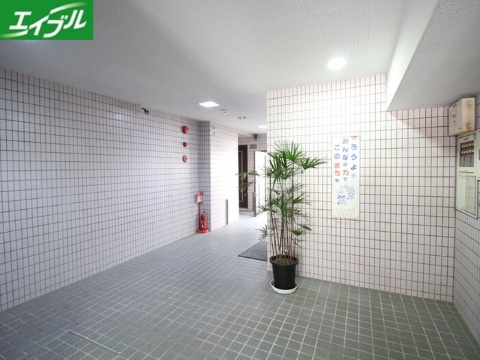 物件外観写真3　(エントランス部分)