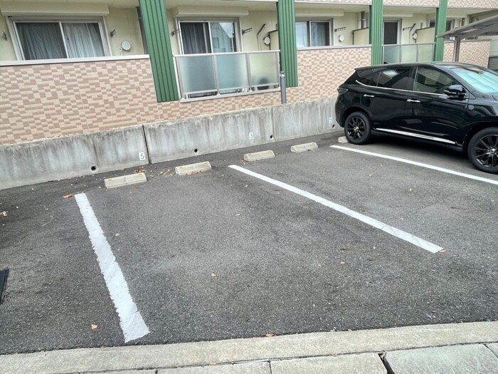 物件外観写真5　(駐車場)