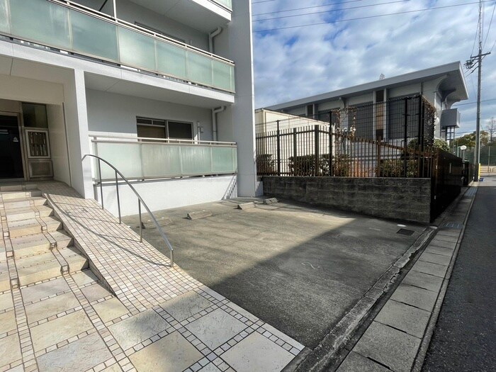 物件外観写真3　(駐車場)