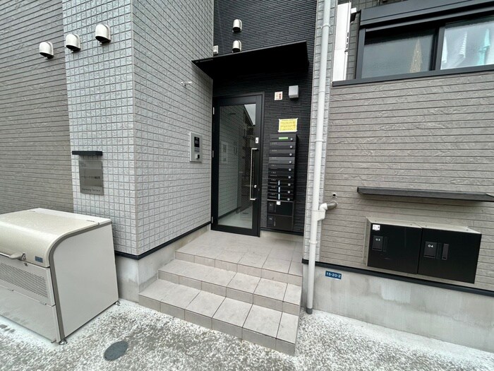 物件外観写真3　(エントランス部分)