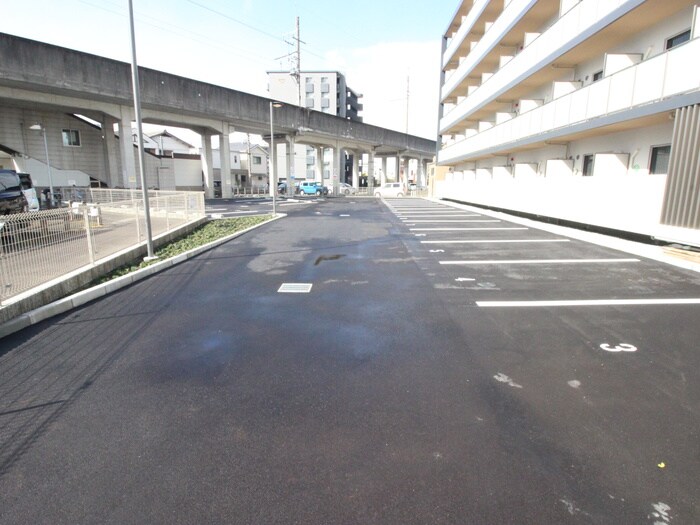 物件外観写真2　(駐車場)