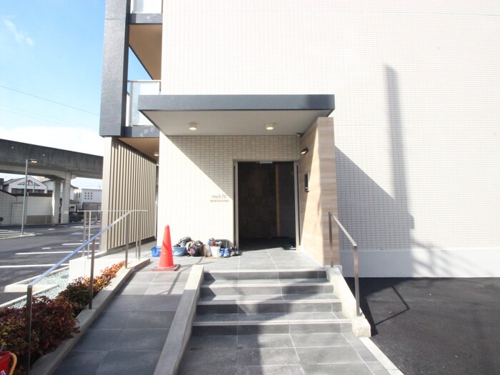 物件外観写真4　(エントランス部分)